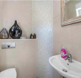 2 bedroom apartment with pool in Okrug Gornji on Ciovo Island, sleeps 6